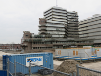 829115 Gezicht op de Luitenant-Generaal Knoopkazerne (Mineurslaan 500) te Utrecht, die wordt omgebouwd tot 'Rijksgebouw ...